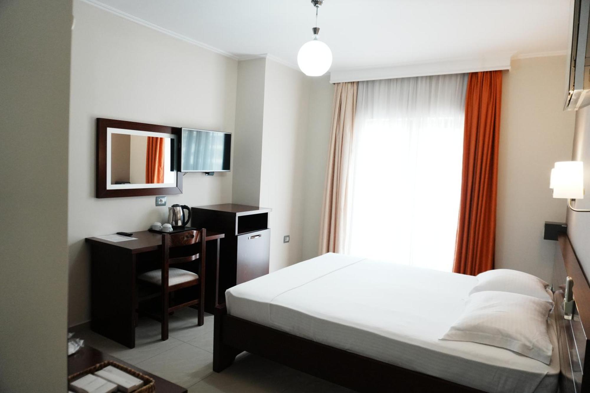 Hotel Mediterrane Саранда Екстер'єр фото
