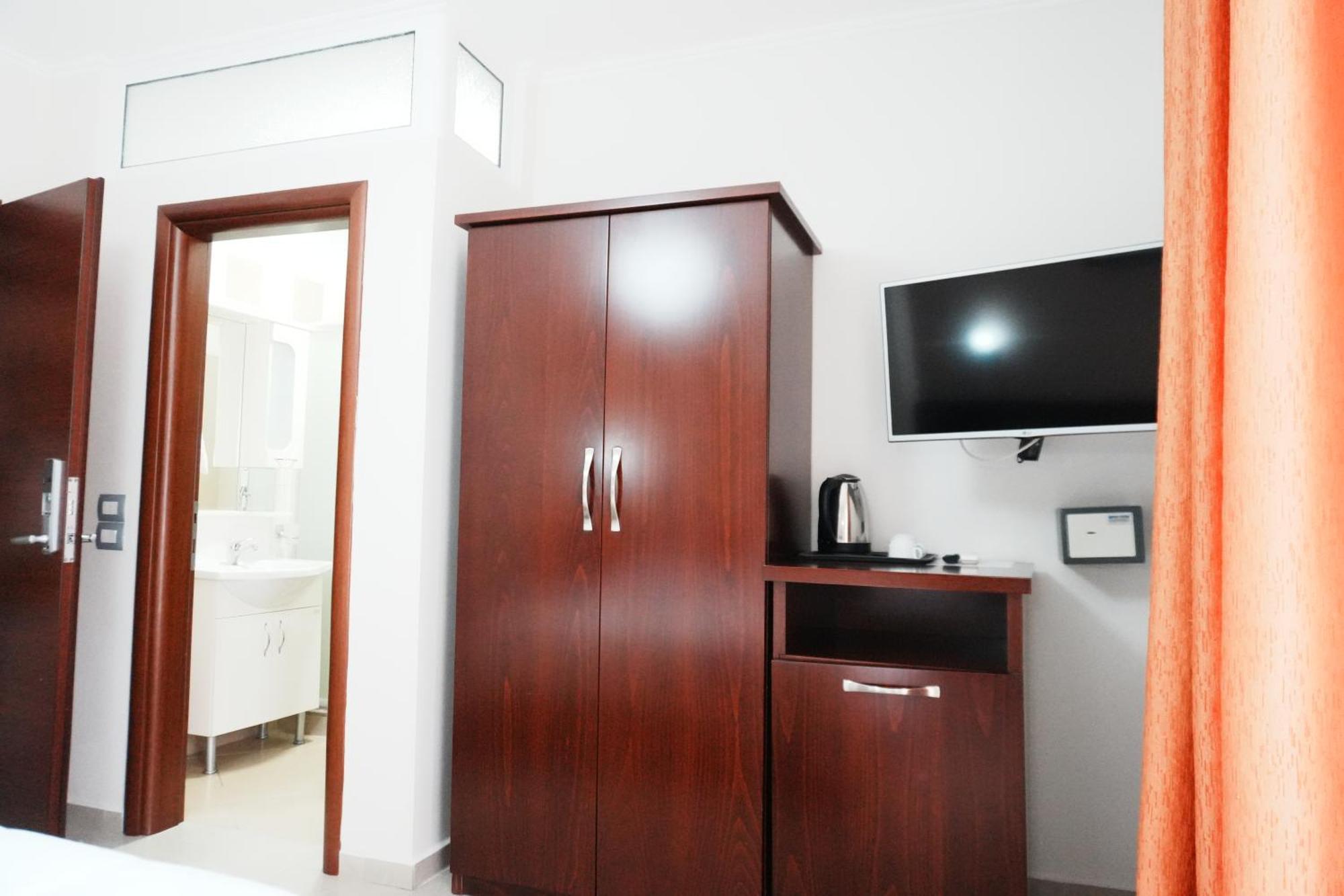 Hotel Mediterrane Саранда Екстер'єр фото