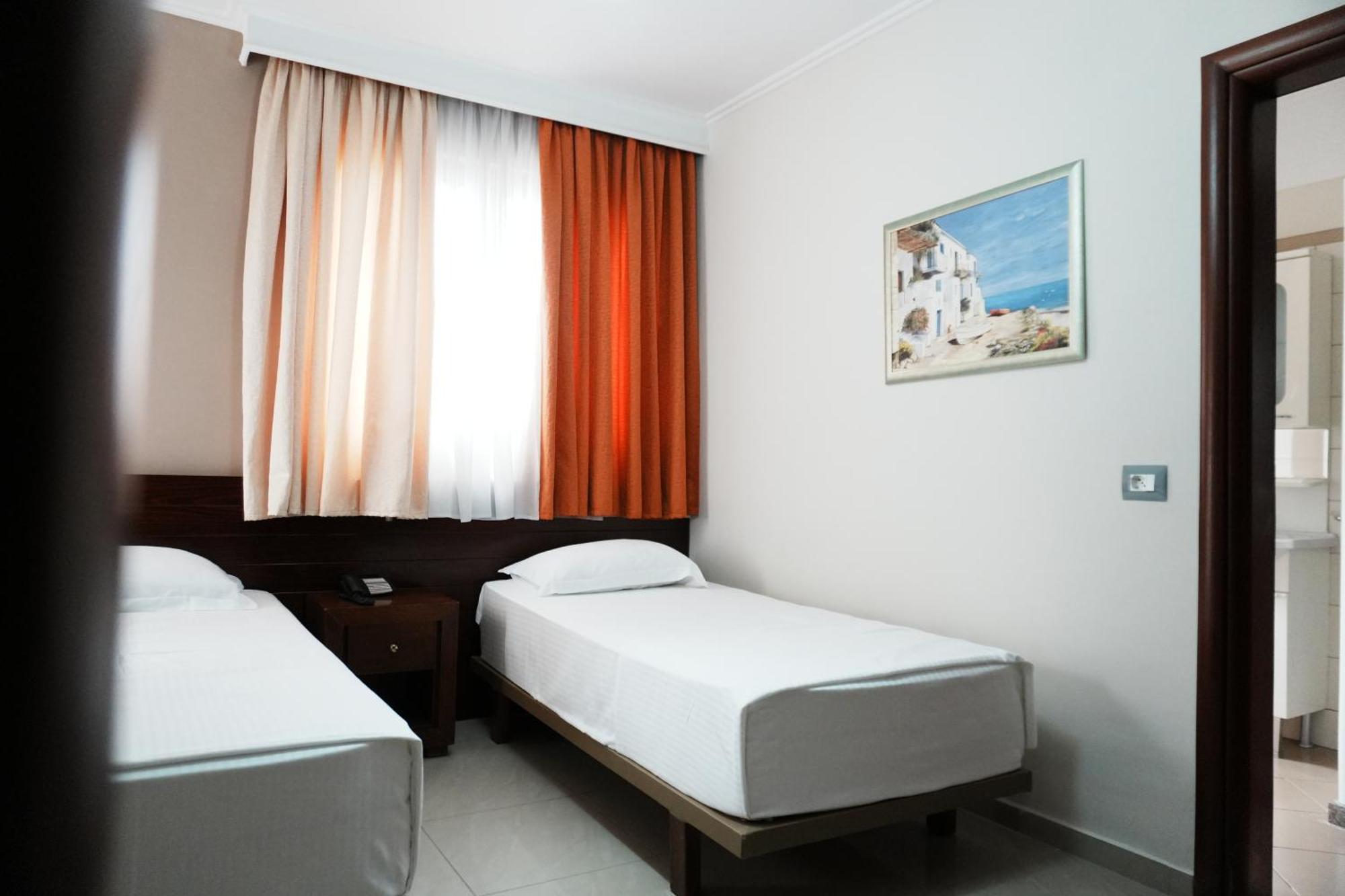 Hotel Mediterrane Саранда Екстер'єр фото