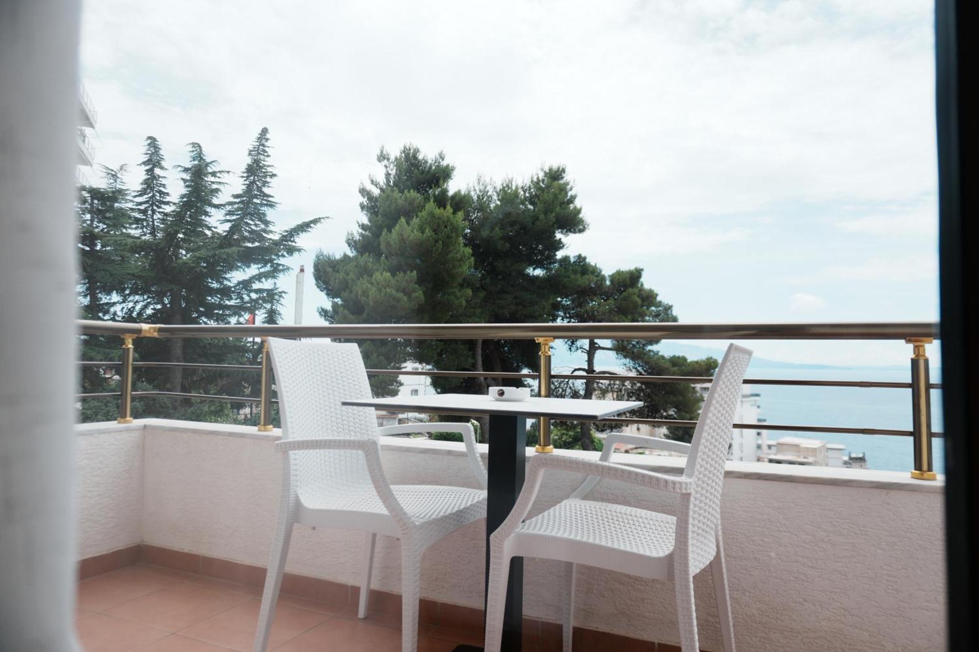 Hotel Mediterrane Саранда Екстер'єр фото