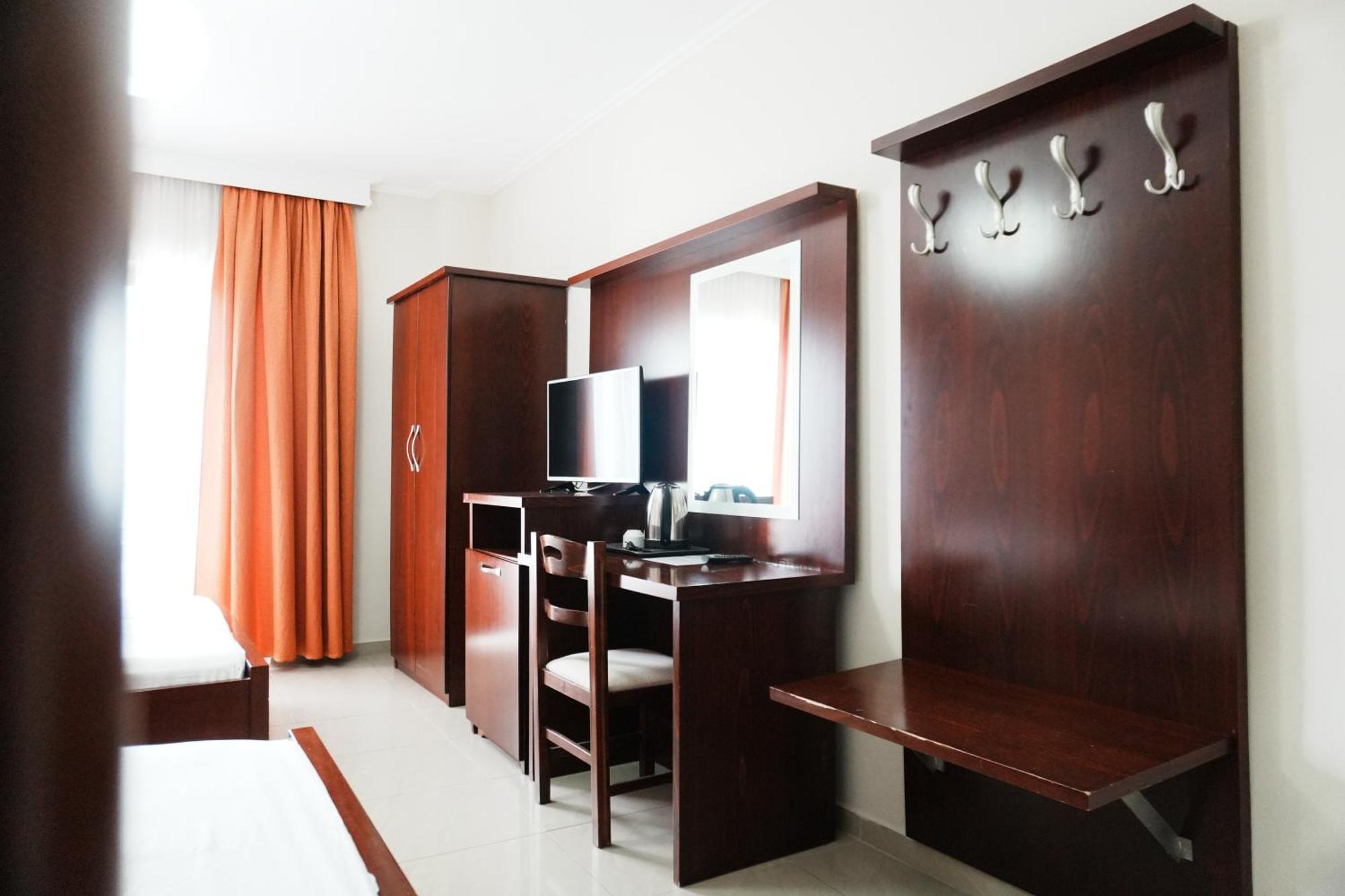 Hotel Mediterrane Саранда Екстер'єр фото