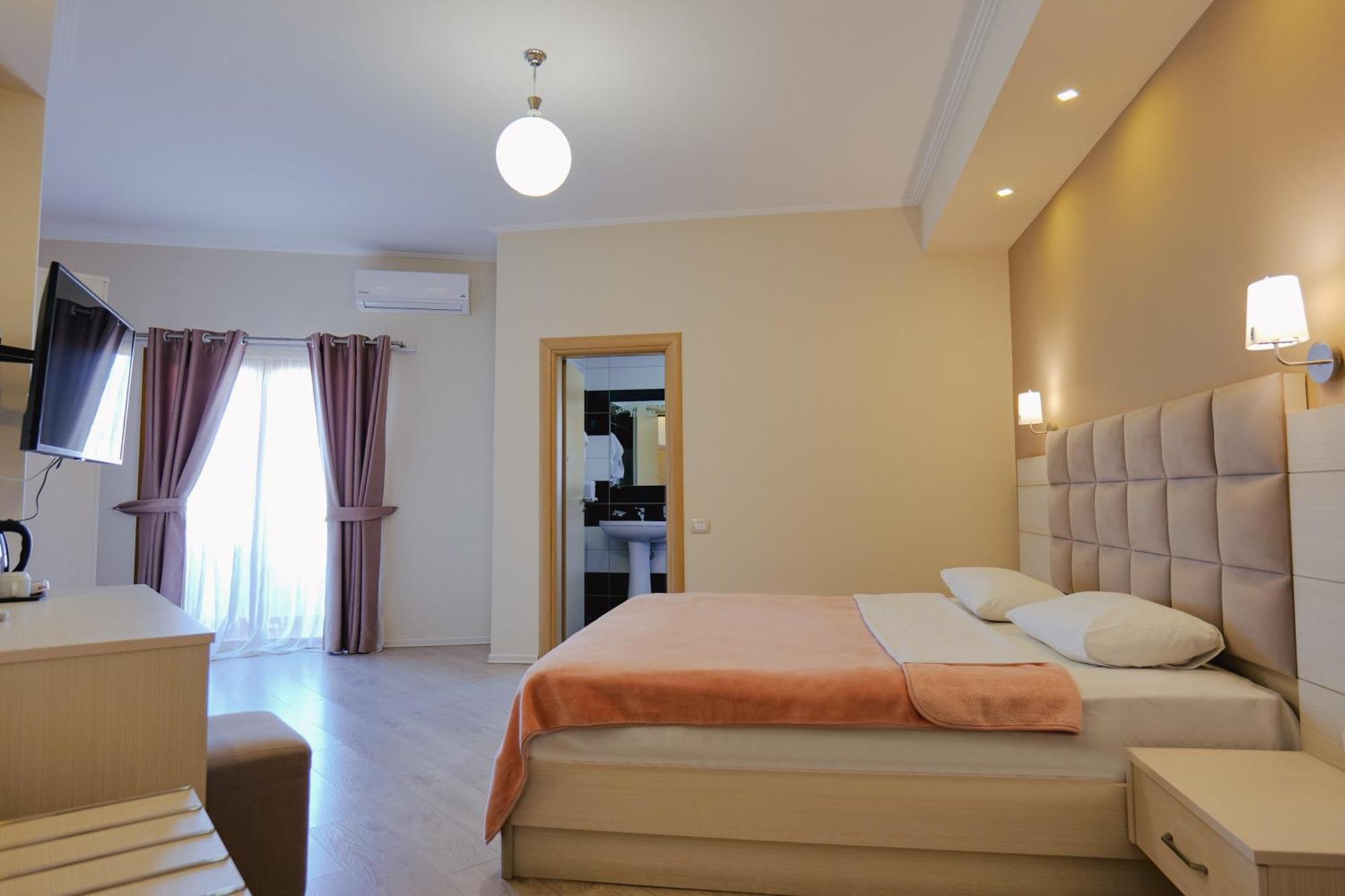 Hotel Mediterrane Саранда Екстер'єр фото