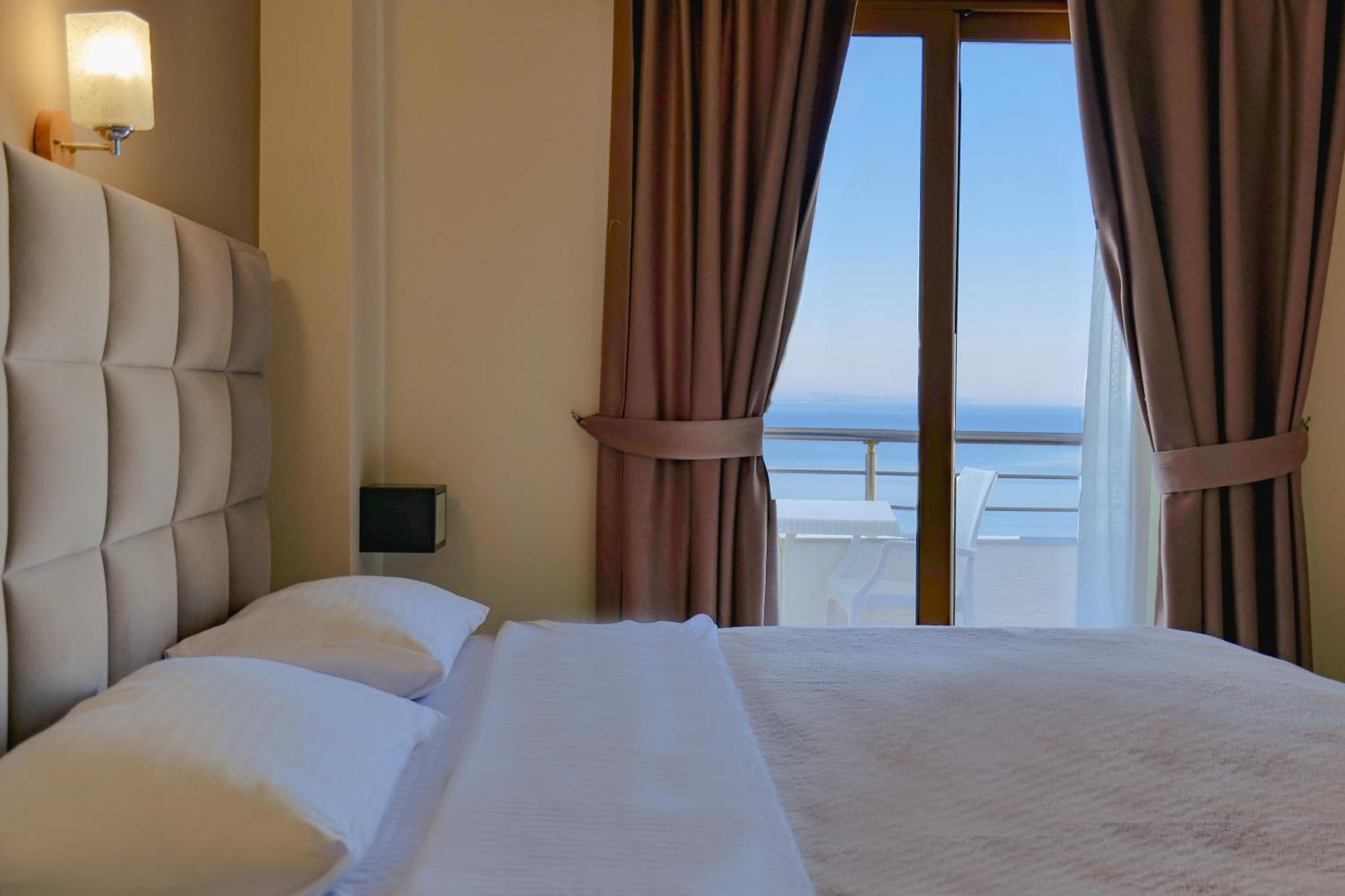 Hotel Mediterrane Саранда Екстер'єр фото