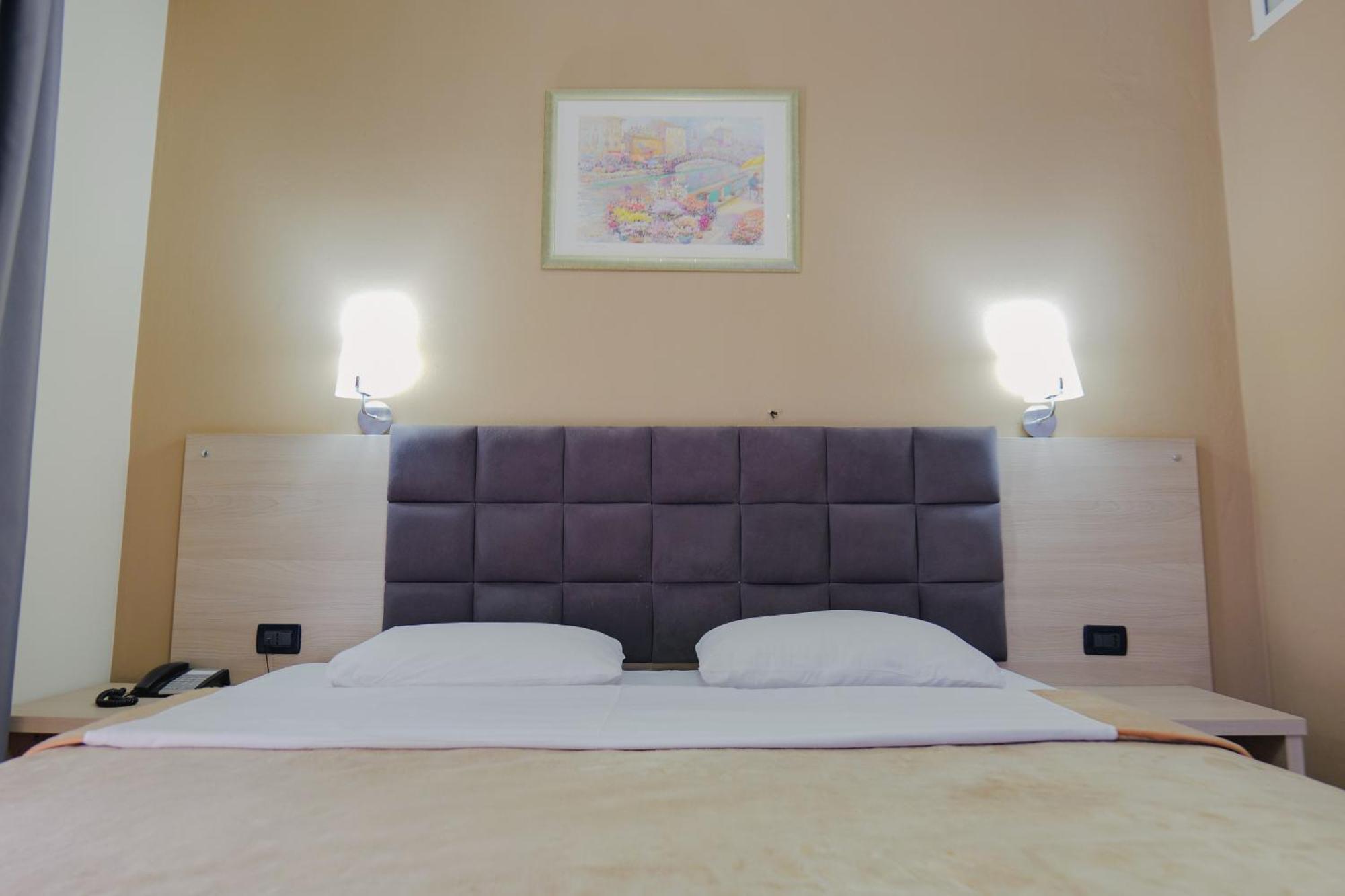Hotel Mediterrane Саранда Екстер'єр фото