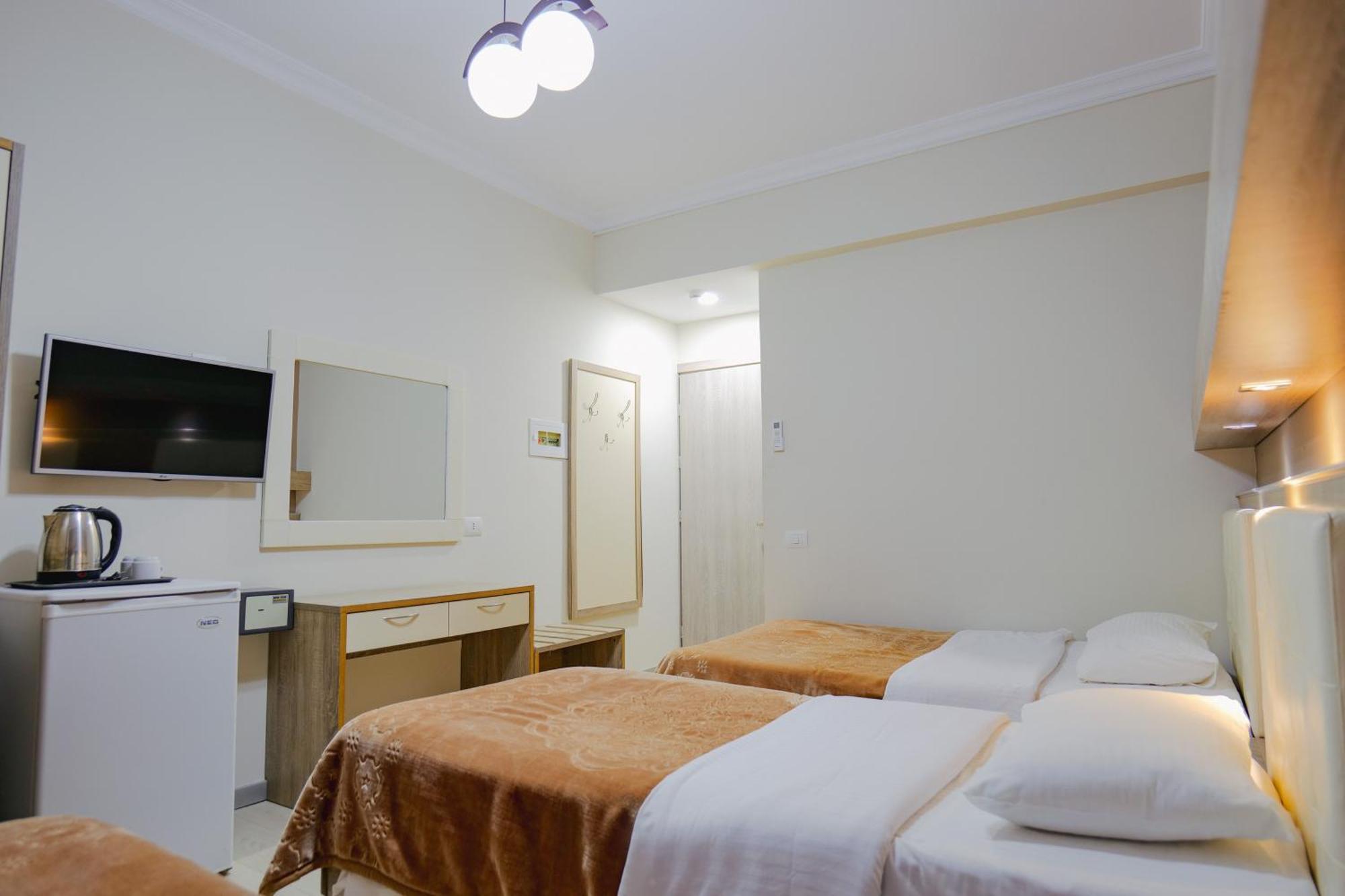 Hotel Mediterrane Саранда Екстер'єр фото